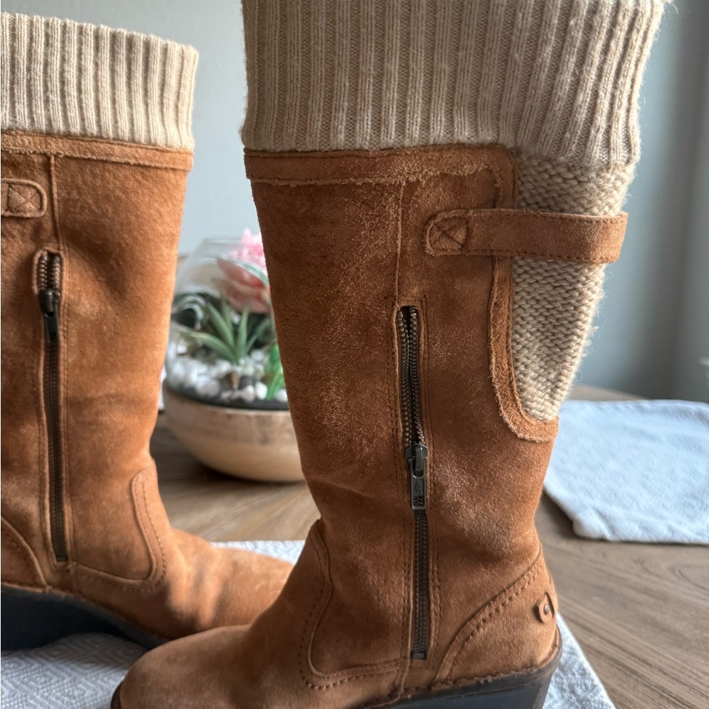 Ugg Cream Shearling Lined Interior - image 4